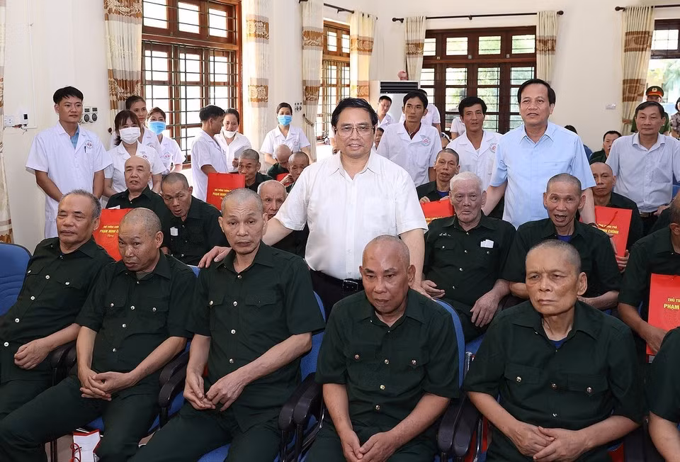 Sur la photo: le Premier ministre Pham Minh Chinh rend visite aux invalides et malades de guerre du Centre, le 19 juillet 2022. Photo : VNA