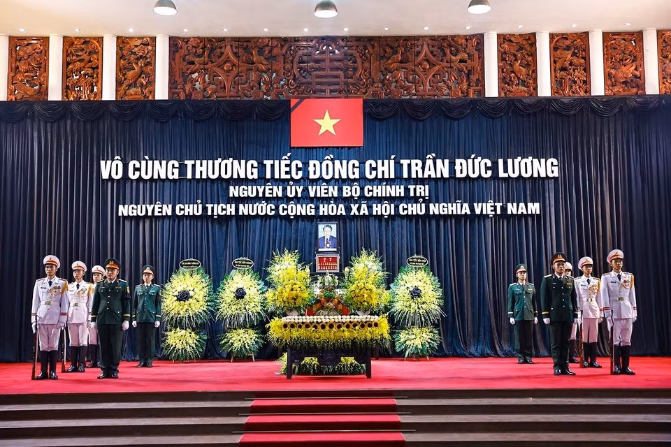 Le cercueil du défunt est déposé à la Maison funéraire nationale, au no 5, rue Tran Thanh Tong, Hanoï. Photo : VNA