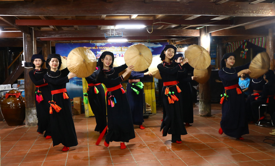Spectacle de danse traditionnelle de l’ethnie Tày présenté aux visiteurs. Photo : VNA