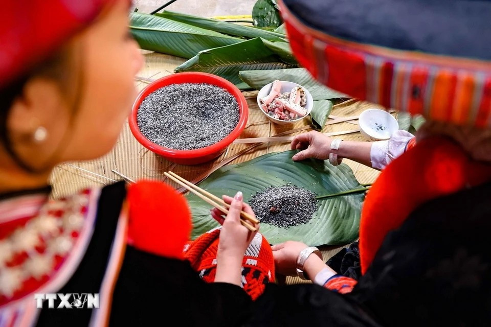 L'emballage du banh chung gù est un savoir-faire transmis de mère en fille. Les femmes, véritables gardiennes de cette tradition, guident patiemment les jeunes générations dans cet art ancestral. (Photo : Thanh Tung/VNA)