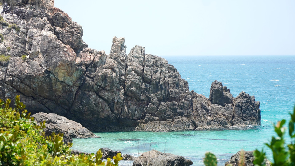 Vu de loin, le cap de Vi Rong évoque l'image d'un dragon gigantesque s'étirant majestueusement vers l'océan. Photo : Le Phuoc Ngoc - VNA