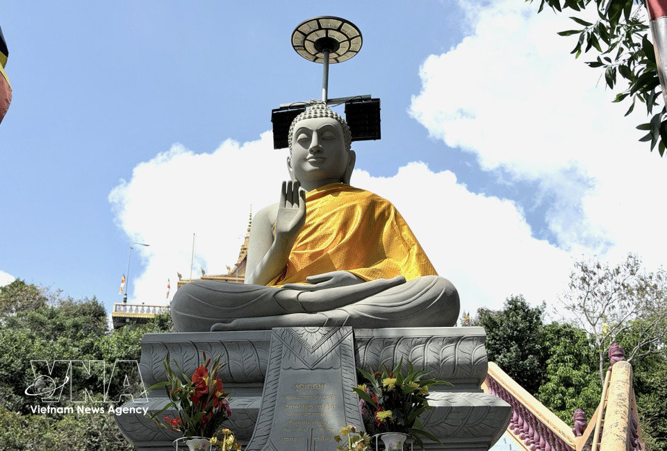 À l’intérieur de la pagode Ta Pa, une statue solennelle du Bouddha accueille fidèles et visiteurs venus s’y recueillir dans le calme et la dévotion. Photo : Thanh Sang - VNA