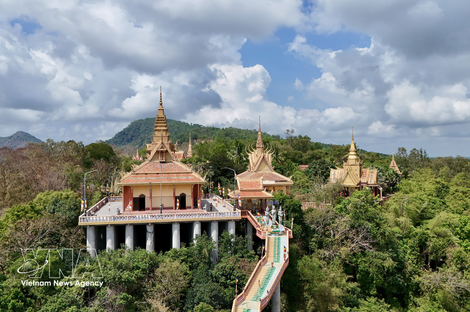 L’ensemble architectural de la pagode Ta Pa se détache avec élégance au cœur des paysages naturels de la région de Bay Nui, dans la province d’An Giang. Photo : Thanh Sang - VNA