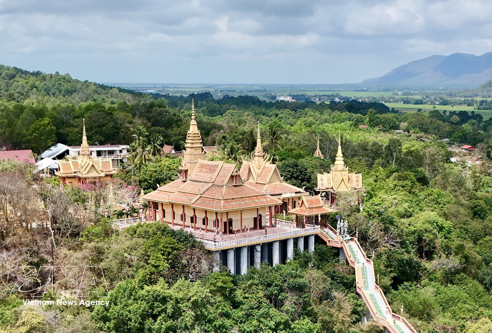 La pagode Ta Pa s’affirme comme un haut lieu de vie culturelle et spirituelle, attirant de nombreux visiteurs à Tri Ton, dans la province d’An Giang. Photo : Thanh Sang - VNA