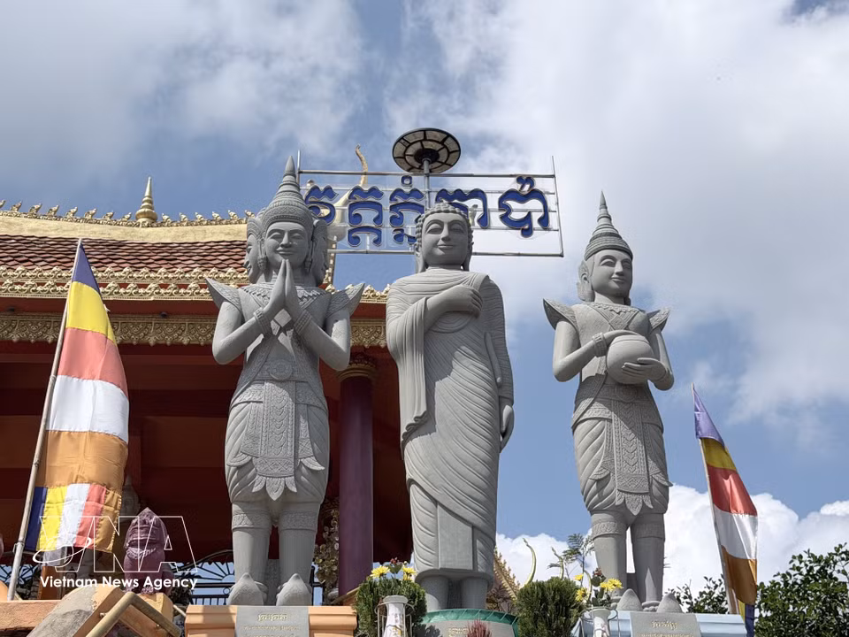 À l’intérieur de la pagode Ta Pa, une statue du Bouddha, empreinte des traits distinctifs des pagodes khmères du Sud, illustre l’identité artistique et spirituelle de ce lieu sacré. Photo : Thanh Sang - VNA