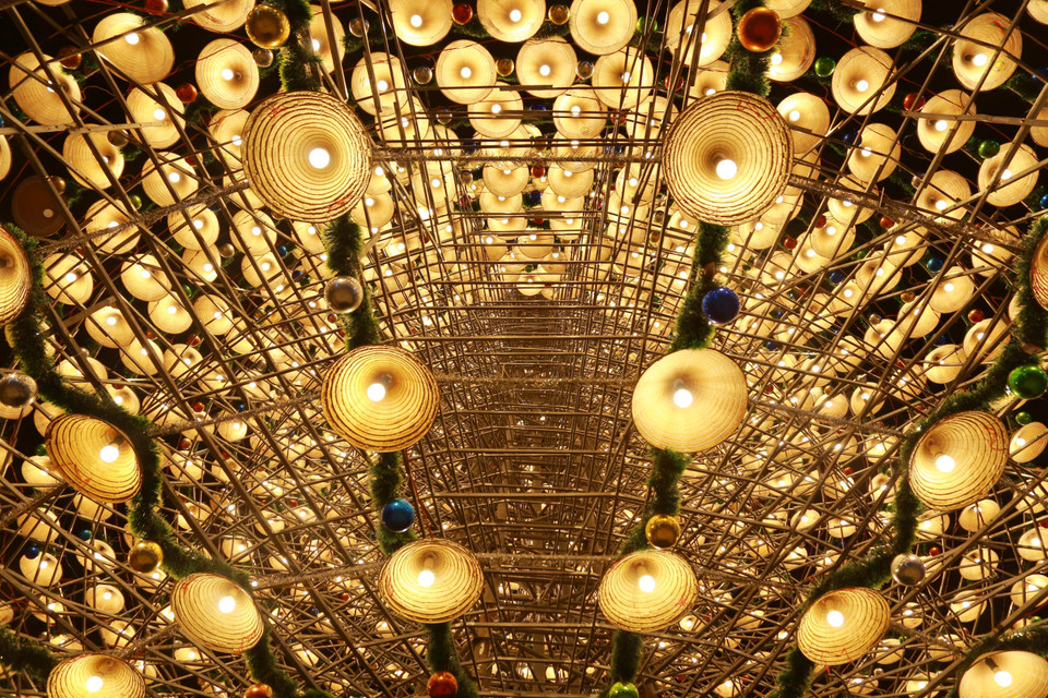 La décoration mêlant chapeaux coniques, ampoules, guirlandes et boules confère à l'ouvrage un aspect féérique. Photo : VNA