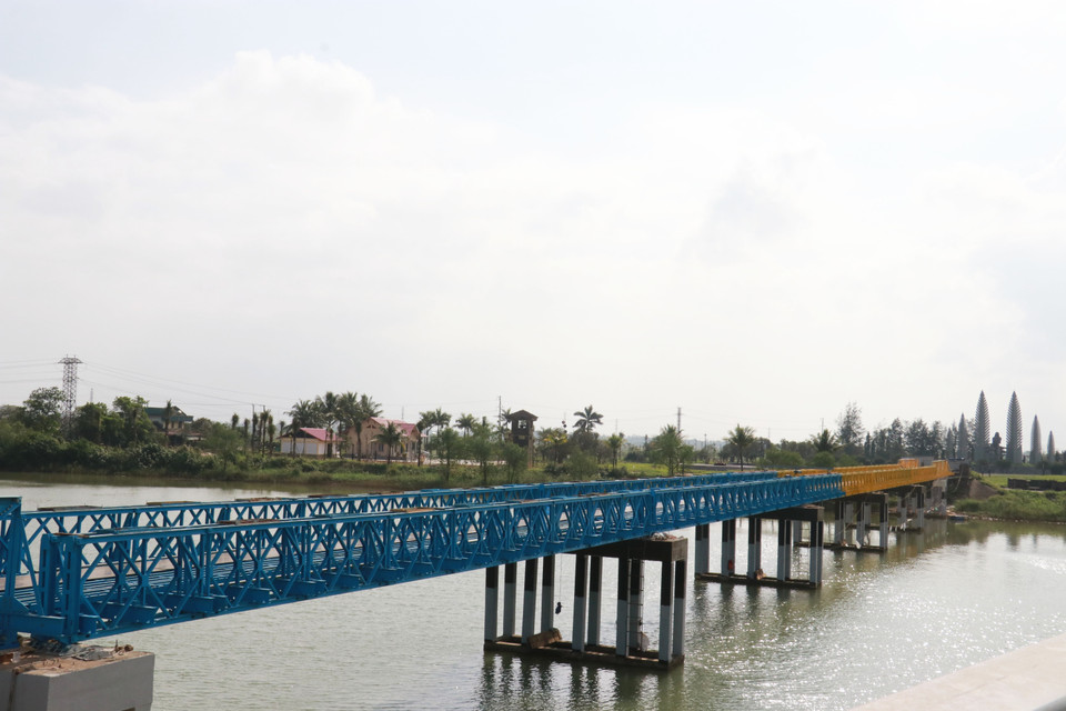 Le garde-corps et la charpente métallique sont peints en bleu et jaune ; le pont mesure 184 m de long et 8 m de large, conformément à son état d'origine. Photo : VNA