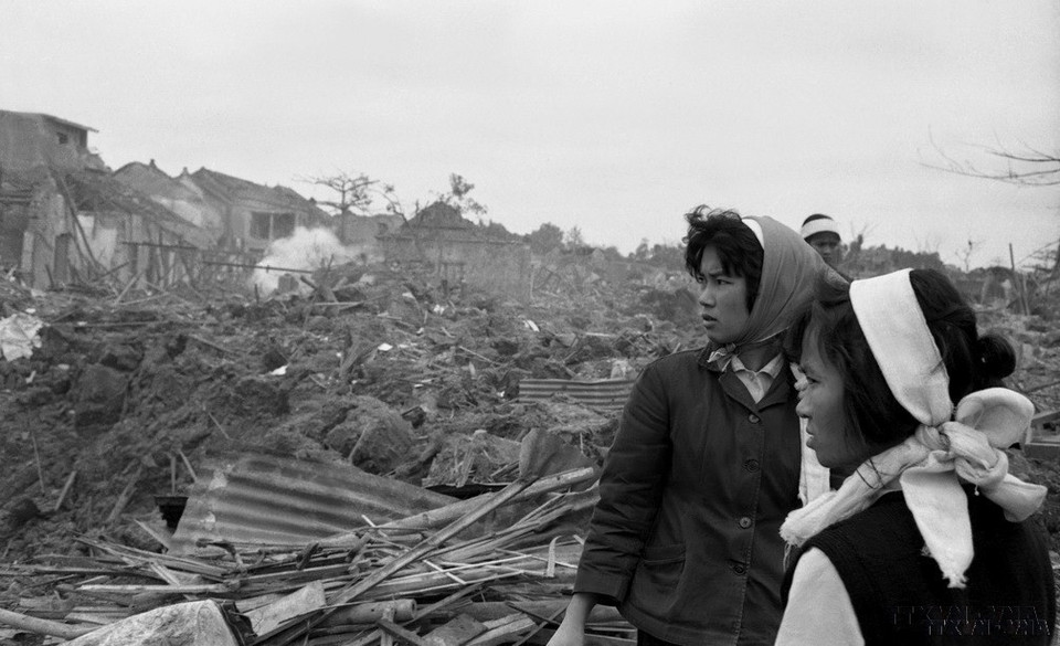 La rue Khâm Thiên, dans l'ancien arrondissement de Dông Da (Hanoï), dévastée par les bombardements des B-52 américains. Photo d'archives de la VNA