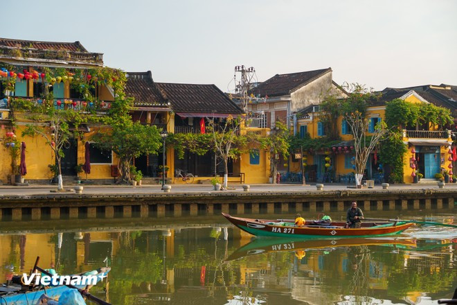Les rangées de maisons anciennes se reflètent dans les eaux de la rivière Hoai, offrant un moment rare où l’architecture est pleinement mise en valeur. (Photo : Thanh Phong/Vietnam+)