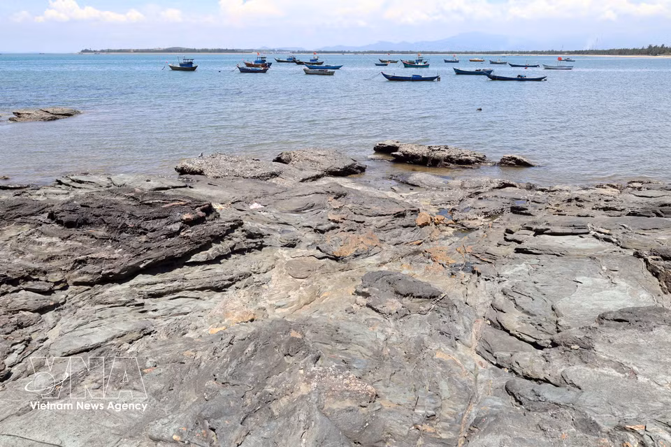 Les étendues de pierres noires de la zone de Ban Than s’avancent vers le large. (Photo : VNA)