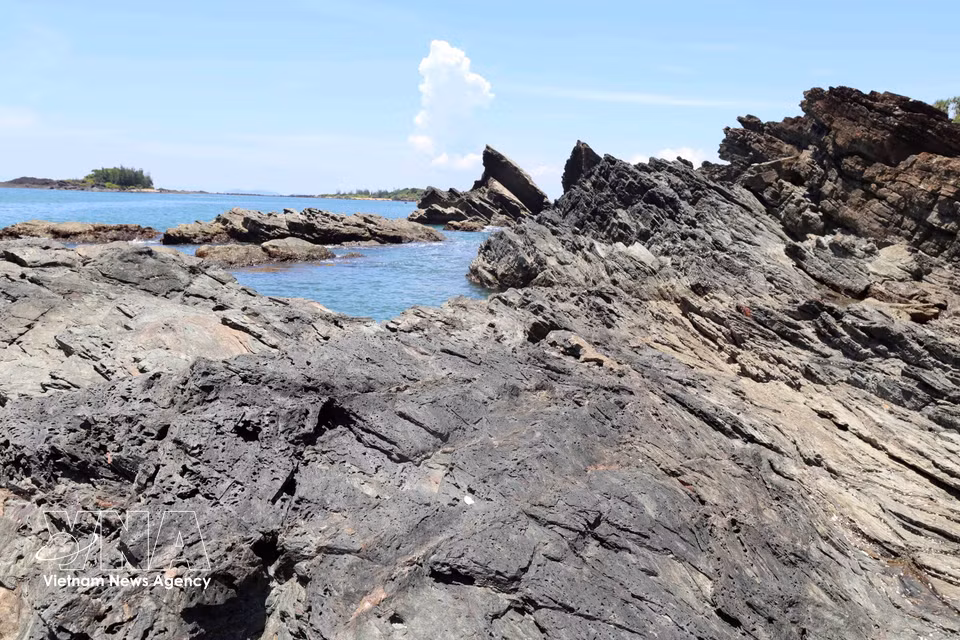 La zone de Ban Than possède des strates de pierres noires issues d'une formation géologique vieille de plusieurs centaines de millions d'années. (Photo : VNA)