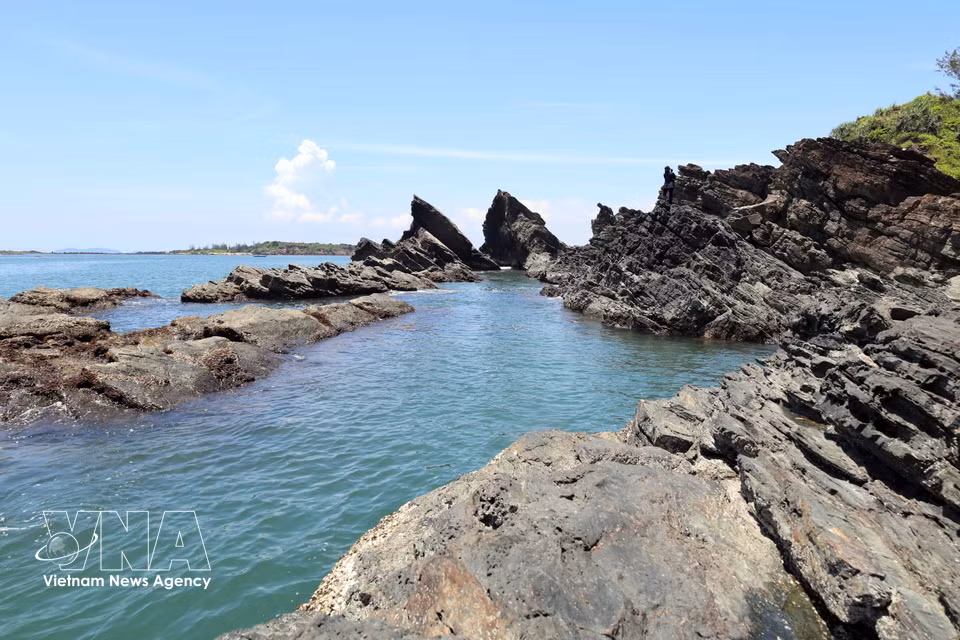 La beauté originelle des récifs rocheux de Ban Than se déploie au milieu de la mer comme une véritable œuvre d’art façonnée par la nature. (Photo : VNA)