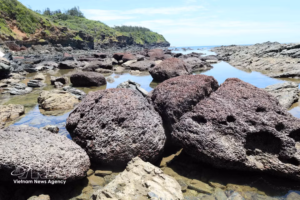 Le site de Ban Than abrite une étonnante plage rocheuse aux nuances roses, offrant un paysage aussi rare que pittoresque. (Photo : VNA)