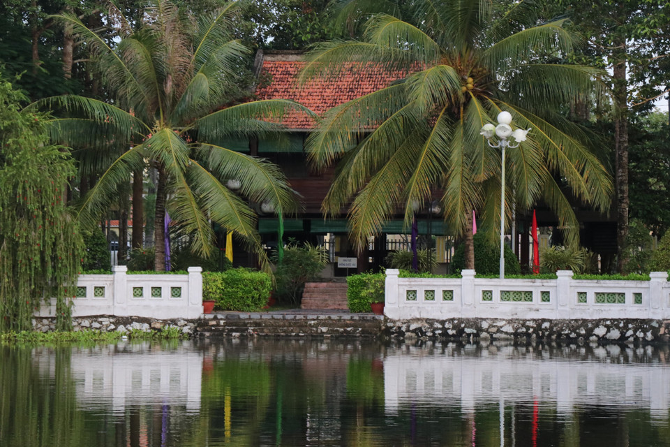Une réplique de la maison sur pilotis du Président Hô Chi Minh, construite en 2012, se trouve dans l'enceinte du temple. Sa conception est fidèle à 97% par rapport à l'originale, offrant aux visiteurs un aperçu authentique de la vie simple du leader vietnamien. Photo : VNA