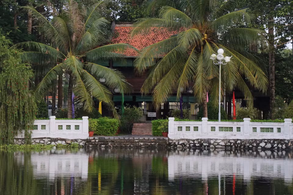 Une réplique de la maison sur pilotis du Président Hô Chi Minh, construite en 2012, se trouve dans l'enceinte du temple. Sa conception est fidèle à 97% par rapport à l'originale, offrant aux visiteurs un aperçu authentique de la vie simple du leader vietnamien. Photo : VNA
