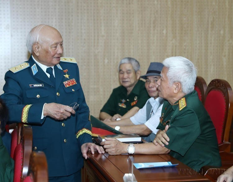 Le lieutenant-général Nguyên Van Phiêt, Héros des Forces armées, célèbre pour avoir abattu de nombreux avions américains durant la « campagne des 12 jours et nuits », aux côtés d’anciens combattants lors de la rencontre commémorative des 60 ans des Forces de missiles sol-air. Photo : VNA