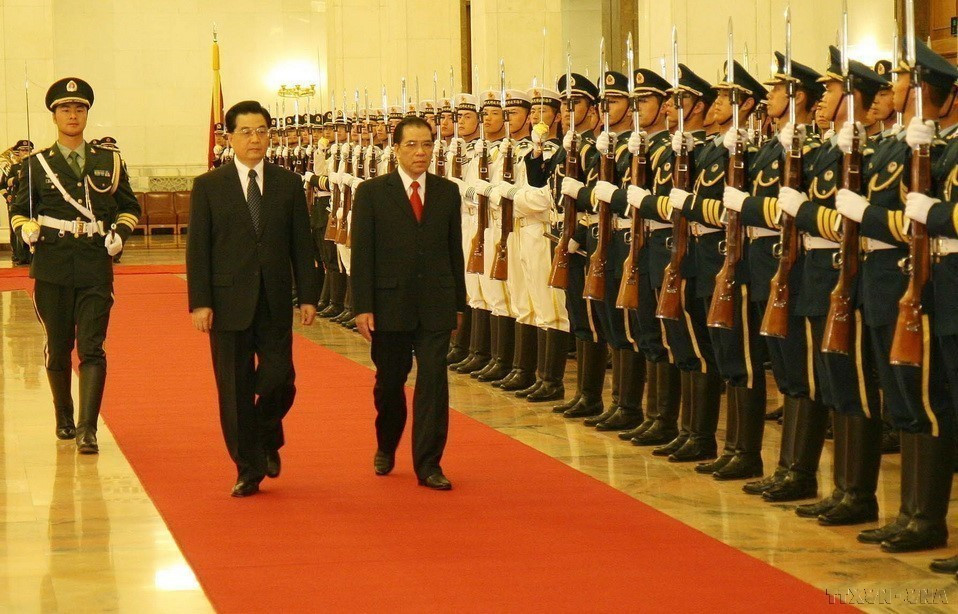 En mai 2008, lors de la visite du secrétaire général du PCV, Nong Duc Manh (à droite), en Chine, les relations de « coopération globale » entre le Vietnam et la Chine ont été élevées au rang de « partenariat de coopération stratégique globale ». Photo : Xuan Tuan - VNA