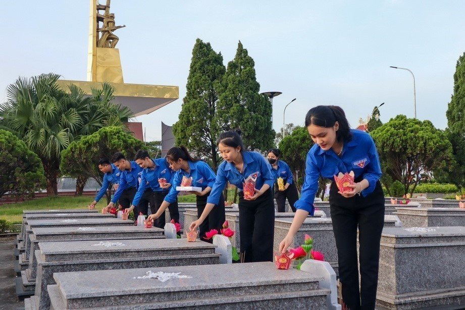 Des jeunes de Da Nang, le cœur rempli de gratitude, se recueillient au cimetière de Hoa Khuong pour rendre un hommage vibrant aux martyrs de la Patrie, allumant des bâtons d'encens en signe de respect éternel. Photo : Van Dung-VNA