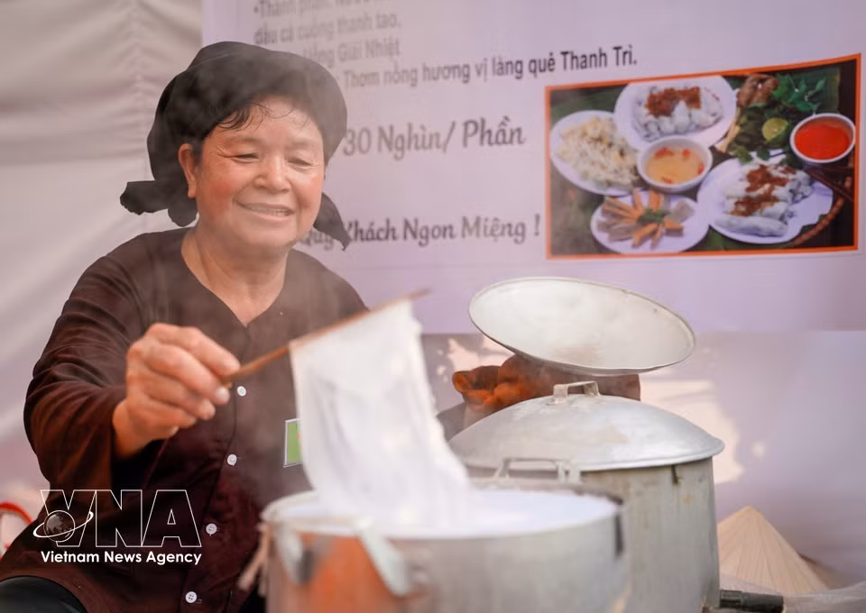 L'artisane Nguyen Thi Van (60 ans, village de Dai Dong, quartier de Vinh Hung, Hanoï) cumule plus de 40 ans d'expérience dans la fabrication du banh cuon. Photo : Khanh Hoa / VNA