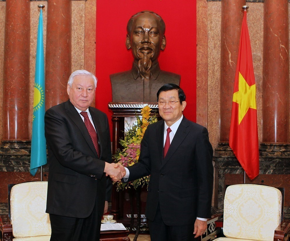 Le président Truong Tân Sang (à droite) reçoit Zhakupov Kabibolla Kabenovich, président du Majilis (Chambre basse du Parlement kazakh), qui effectue une visite officielle au Vietnam et participe à la 132e Assemblée de l’Union interparlementaire-IPU-132, le 29 mars 2015. Photo : VNA