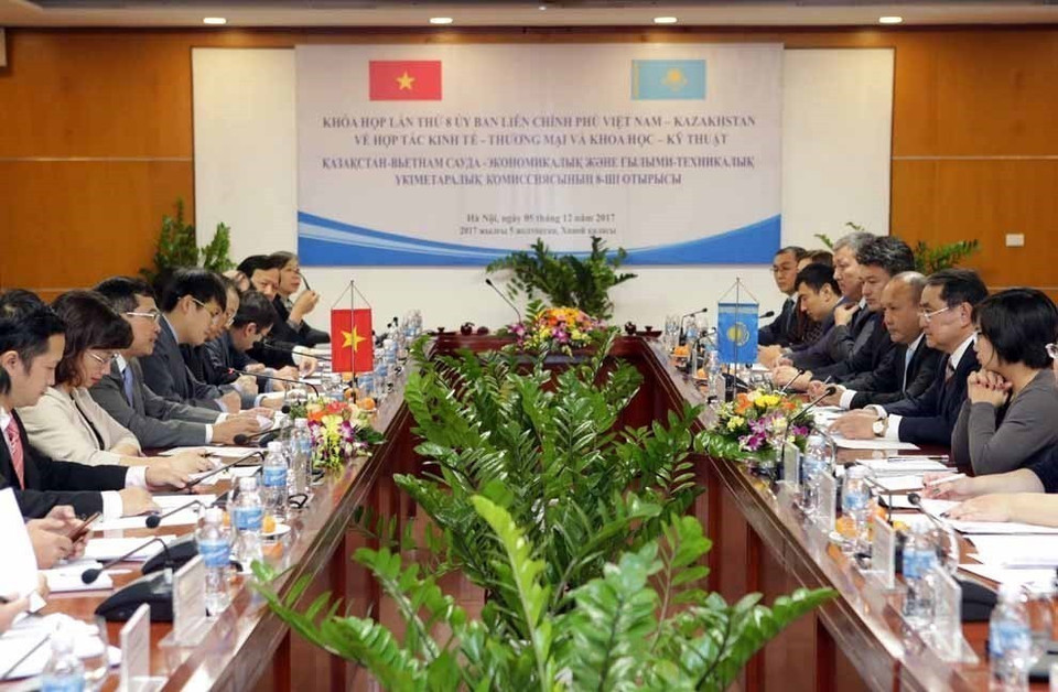 Lors de la 8e réunion du Comité intergouvernemental Vietnam-Kazakhstan sur la coopération économique, commerciale et scientifique et technique tenue à Hanoï, le 5 décembre 2017. Photo : VNA