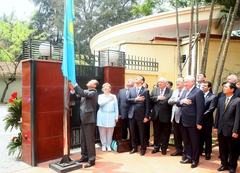 Le président de la Chambre basse du Parlement kazakh, Zhakupov Kabibolla Kabenovic, et les délégués assistent à la cérémonie de lever du drapeau lors de la cérémonie d'inauguration de l'ambassade du Kazakhstan au Vietnam, le 30 mars 2015, à Hanoï. Photo : VNA