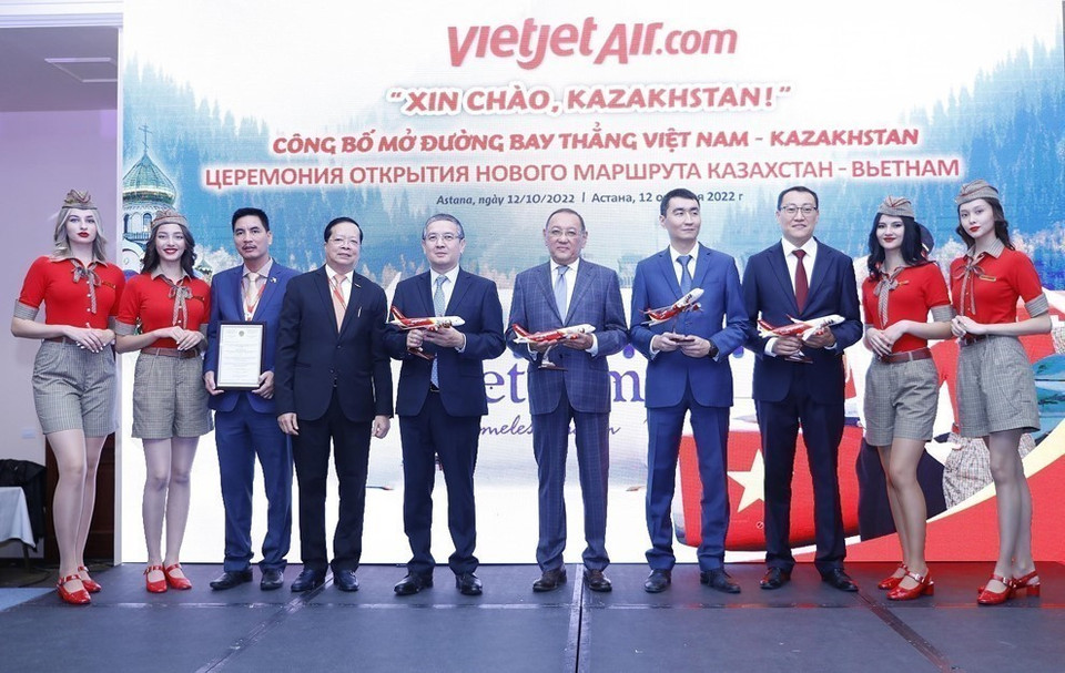 La compagnie aérienne VietJet Air annonce l'ouverture d'une ligne directe entre le Vietnam et le Kazakhstan lors d’une cérémonie tenue à Astana, le 12 octobre 2022. Photo : VNA