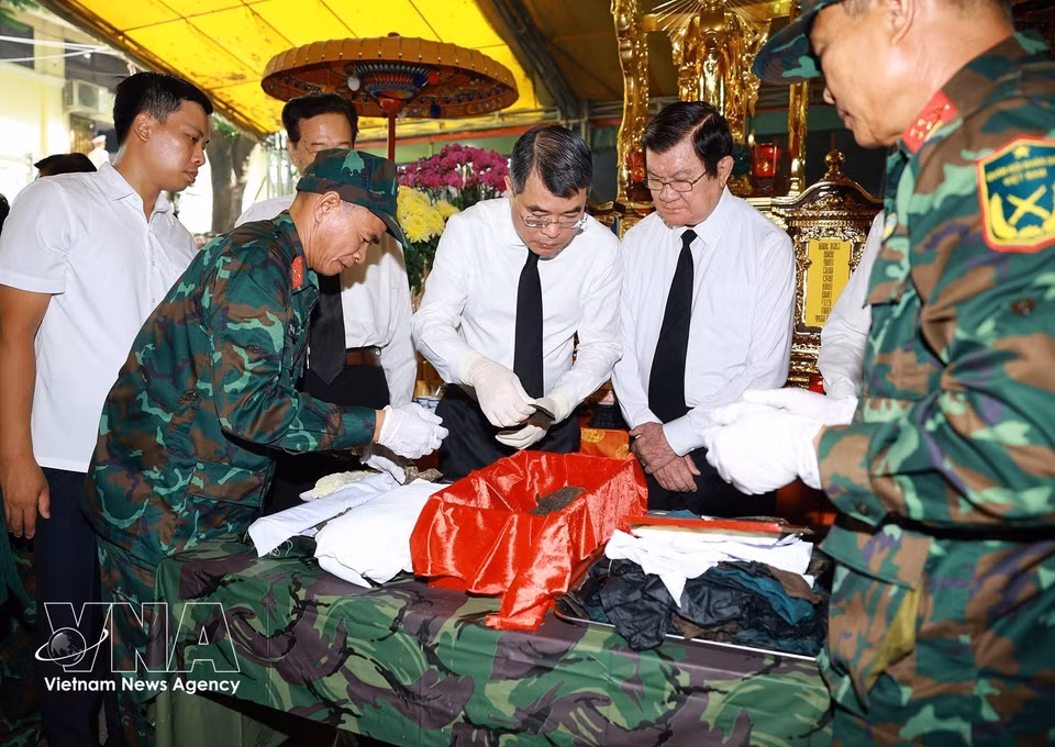 Le Premier ministre Le Minh Hung participe, aux côtés des forces compétentes, au regroupement des restes de martyrs au parc Le Thi Rieng, à Hô Chi Minh-Ville. (Photo: VNA)