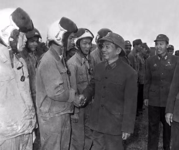 Le général Vo Nguyen Giap formule ses meilleurs vœux du Têt aux officiers et soldats du régiment 921 - Force aérienne de Sao Do à l'occasion du Nouvel An lunaire du Chat (janvier 1975). Photo : VNA
