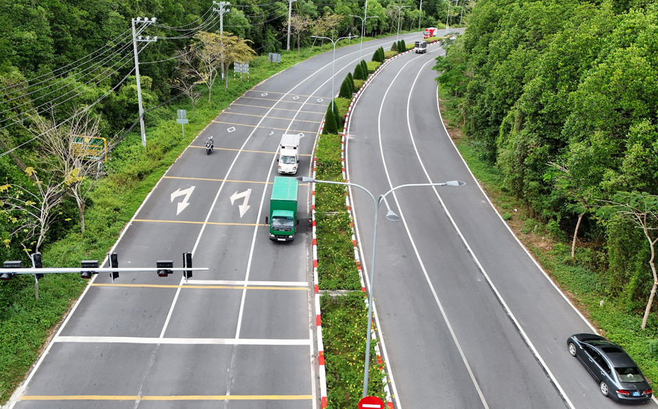 La route Rung Sac, avec ses 36,5 km de long et ses 30 m de large, est une artère majeure du réseau routier du district de Can Gio. Photo : VNA