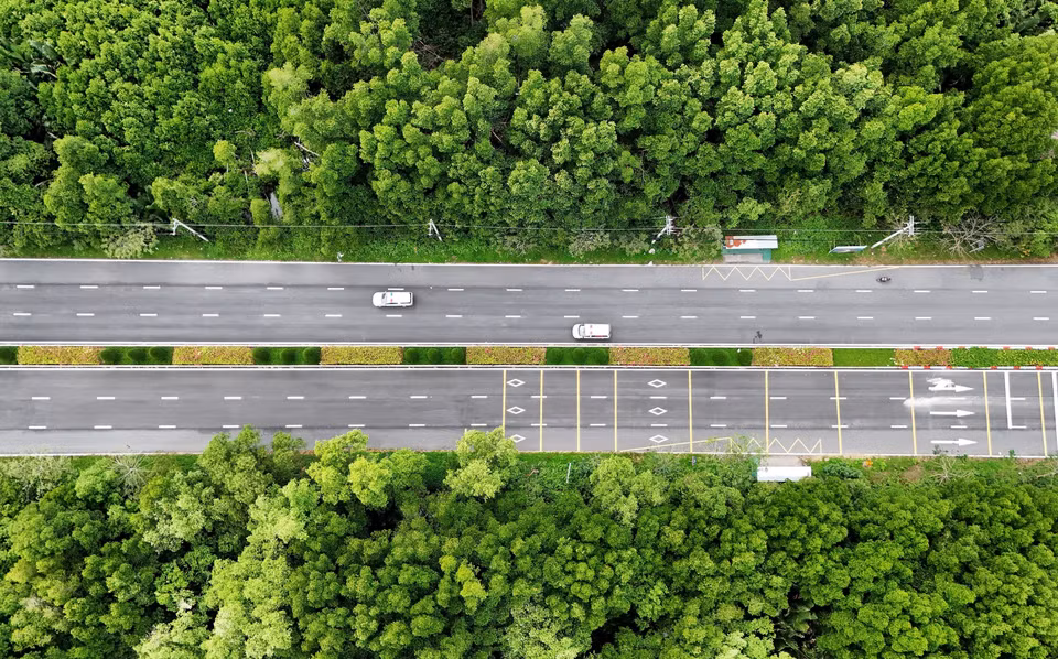 La conception à 6 voies de la route Rung Sac intègre d'impressionnantes mesures de sécurité routière. Photo : VNA