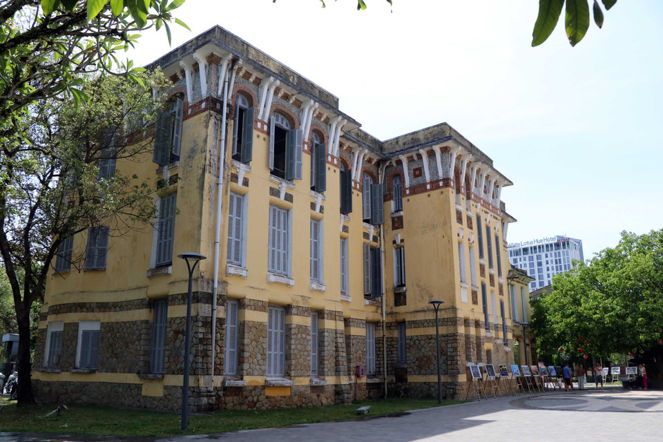 Au cœur de Huê, le long de la magnifique rivière des Parfums, deux édifices d'architecture française situés aux 23-25 rue Le Loi ont connu une belle reconversion. Ils sont désormais entièrement dédiés à la culture et aux livres, offrant un espace unique à la ville. Photo : Do Truong – VNA