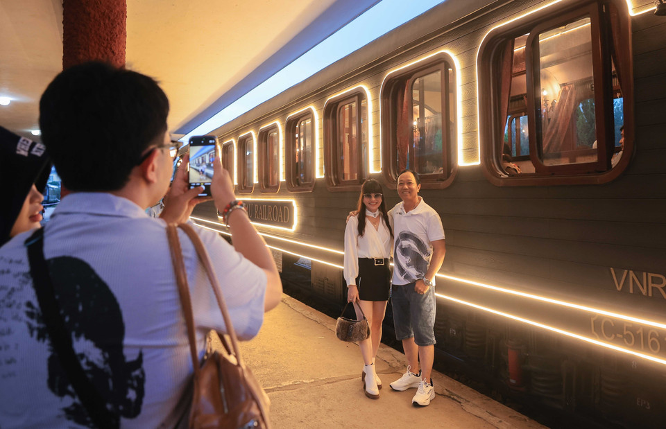 À la gare de Dà Lat, les voyageurs capturent des photos mémorables avant le départ du train. Photo : VNA