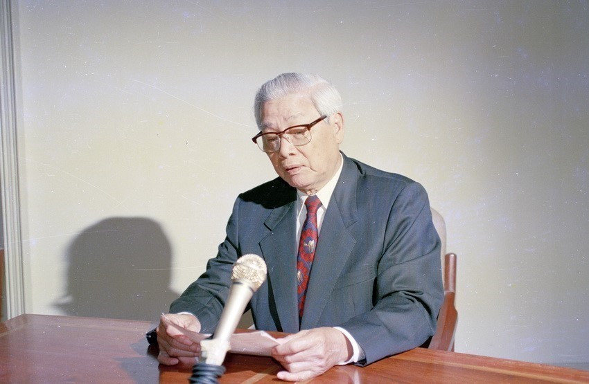 Dans la matinée du 12 juillet 1995 à Hanoï (le 11 juillet, heure de Washington), le Premier ministre Vo Van Kiêt lit la déclaration normalisant les relations diplomatiques entre le Vietnam et les États-Unis. Photo : Minh Đạo – VNA