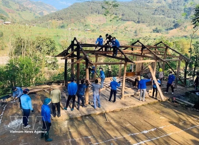 En réponse au mouvement d'éradication des logements précaires, les jeunes de la province de Yên Bai aident les habitants à démanteler leurs anciennes habitations et à en construire de nouvelles. Photo: VNA