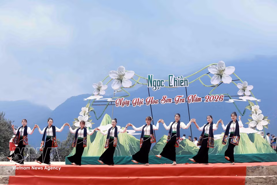 Des spectacles culturels et artistiques dynamiques sont proposés lors de la fête des fleurs de Son Tra dans la commune de Ngoc Chien. (Photo : VNA)