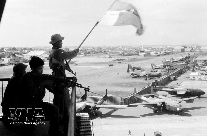Les soldats brandissent le drapeau de la victoire à l'aéroport de Tan Son Nhat lors de la campagne Ho Chi Minh, libérant totalement le Sud et réunifiant le pays le 30 avril 1975. Photo : VNA