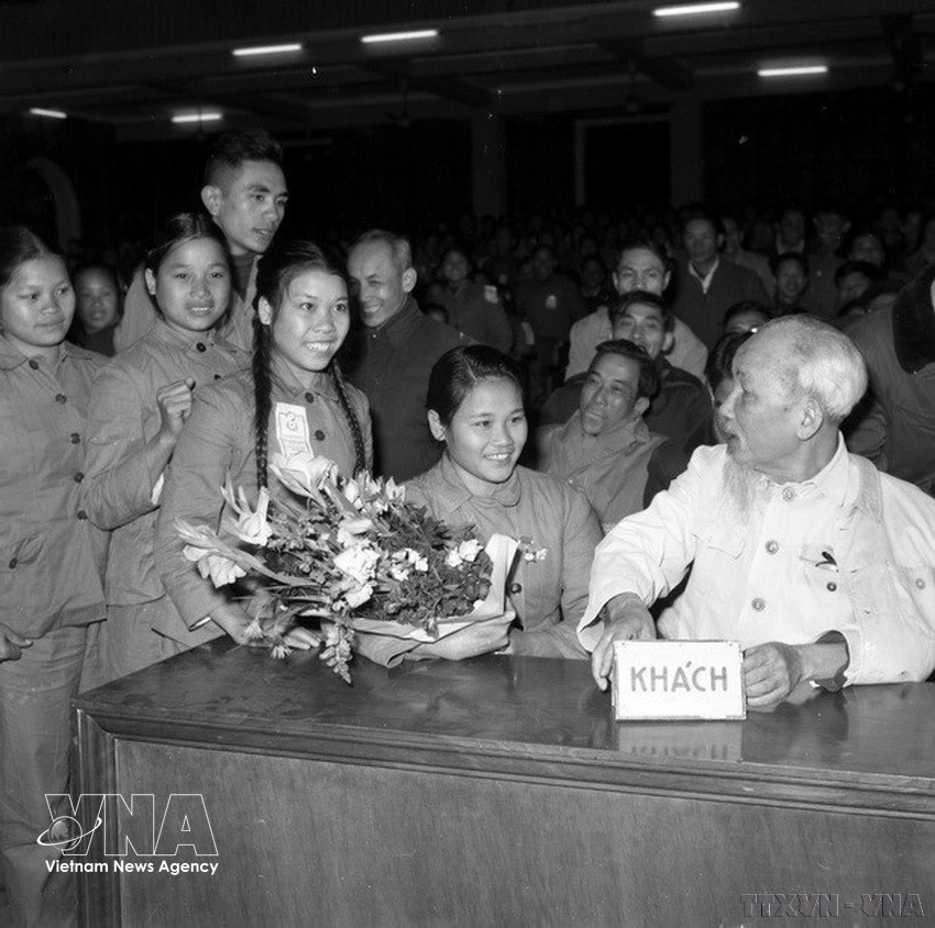 Le Président Ho Chi Minh s'entretient avec les délégués du Congrès d'émulation des jeunes volontaires du Nord contre l'impérialisme américain pour le salut national (janvier 1967). Photo : VNA