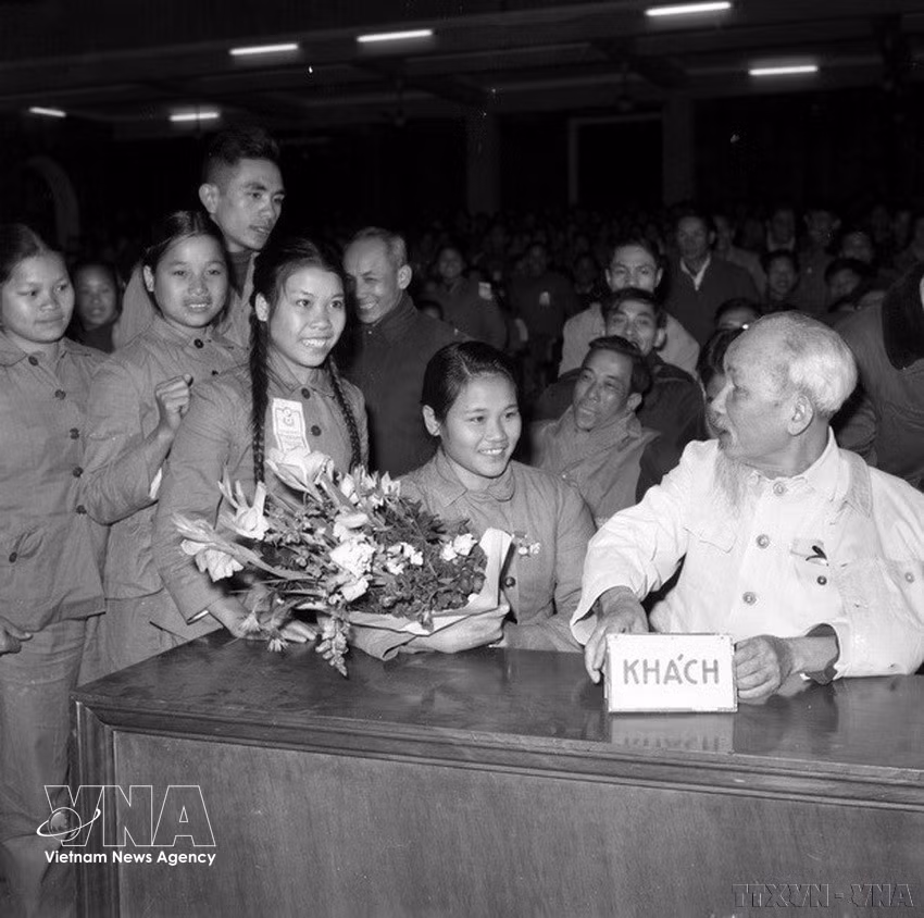 Le Président Ho Chi Minh s'entretient avec les délégués du Congrès d'émulation des jeunes volontaires du Nord contre l'impérialisme américain pour le salut national (janvier 1967). Photo : VNA
