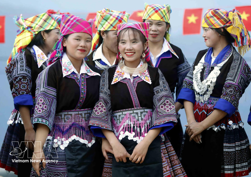 De nombreux membres des ethnies locales ainsi que des touristes participent à la fête. (Photo : VNA)