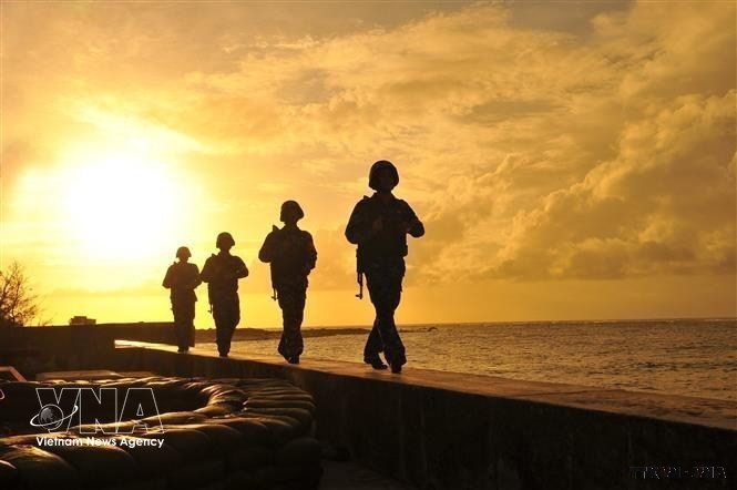 De jeunes soldats de l'île de Phan Vinh, district insulaire de Truong Sa (province de Khanh Hoa), patrouillent pour défendre fermement la souveraineté ainsi que l'espace maritime et aérien de la Patrie. Photo : VNA