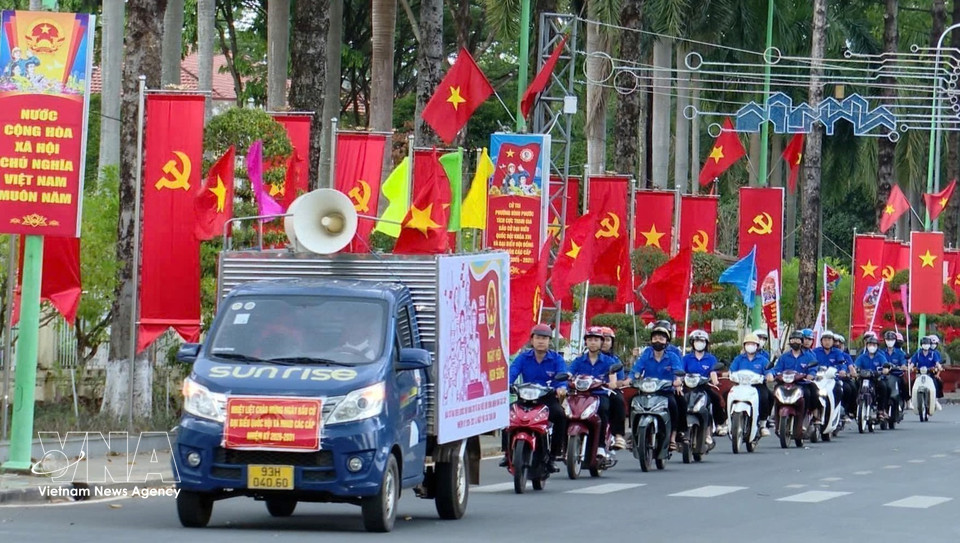 Les jeunes du quartier de Binh Phuoc (province de Dong Nai) agissent comme des "relais" pour informer les habitants sur les élections des députés de la 16e législature de l'Assemblée nationale et des membres des Conseils populaires pour le mandat 2026-2031 (mars 2026). Photo : VNA