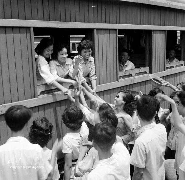Répondant à l'appel du Parti pour le développement économique des régions montagneuses, des jeunes de Hanoï se portent volontaires pour travailler dans certains établissements de production de la province de Ninh Binh (1964). Photo : VNA