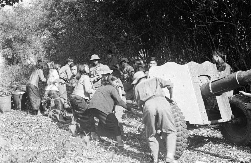 Les jeunes ethniques des Hauts plateaux du Centre (Tay Nguyen) et les soldats hissent l'artillerie pour conquérir les hauteurs de Pleiku lors de la campagne du Tay Nguyen, marquant le début de l'Offensive et du Soulèvement général du Printemps 1975. Photo : VNA