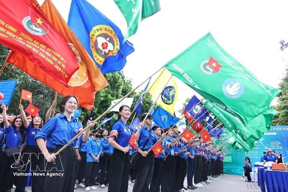 À l'époque de Renouveau et d'intégration, le rôle de l'Union de la Jeunesse se confirme. Dynamique et créative dans les études, la recherche et l'entrepreneuriat, la jeunesse vietnamienne d'aujourd'hui est aussi l'avant-garde du développement socio-économique et de la défense de la souveraineté nationale. Photo : VNA