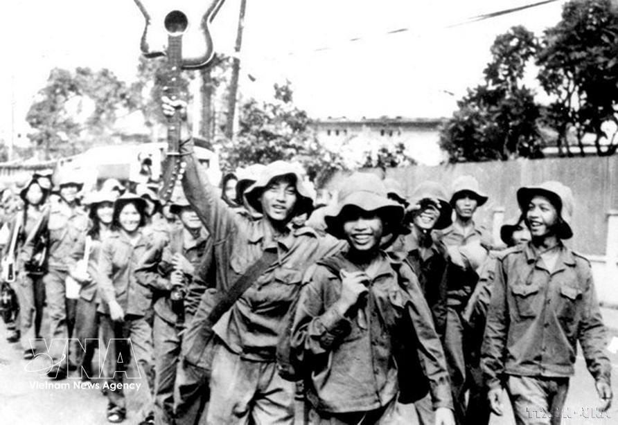 Pleins d'enthousiasme, les jeunes de Ho Chi Minh-Ville partent construire les nouvelles zones économiques après l'indépendance du pays, le 28 mars 1976. Photo : VNA