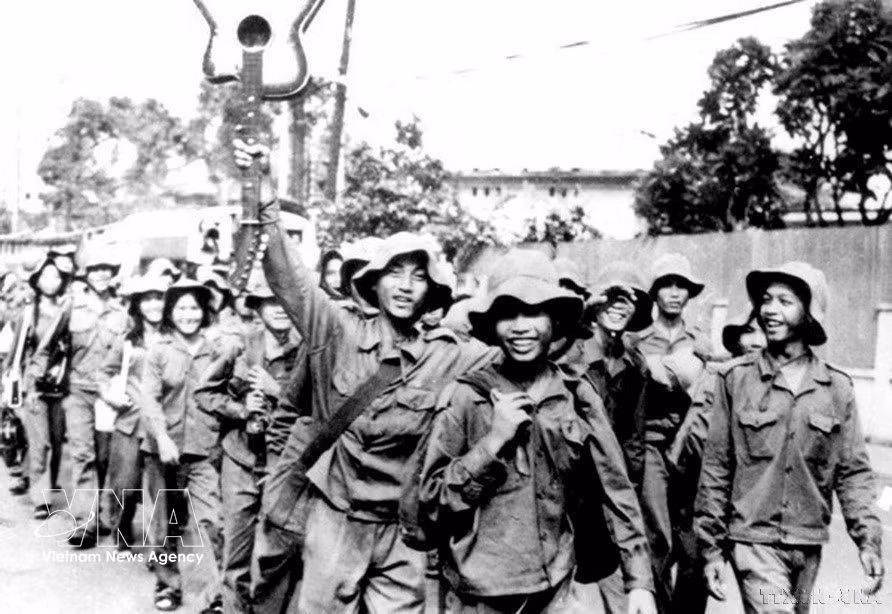 Pleins d'enthousiasme, les jeunes de Ho Chi Minh-Ville partent construire les nouvelles zones économiques après l'indépendance du pays, le 28 mars 1976. Photo : VNA