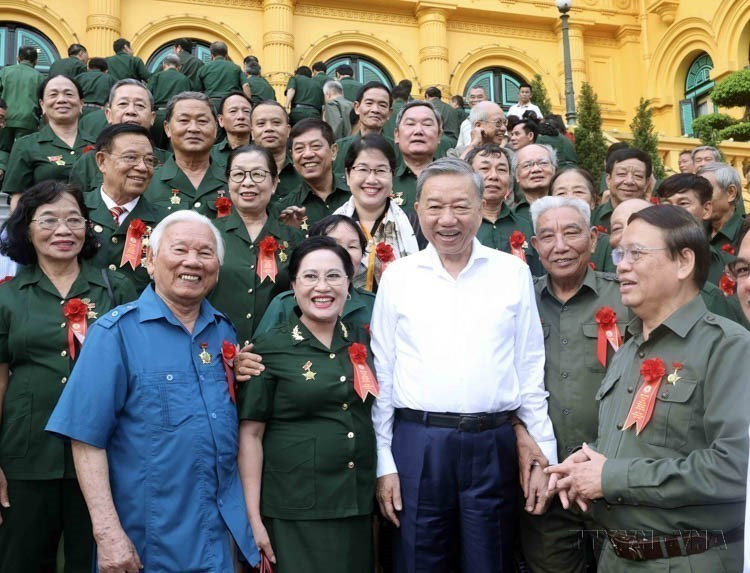 Le président de la République Tô Lâm reçoit la délégation d'anciens jeunes volontaires à l’occasion du 74ᵉ anniversaire de la fondation des forces des jeunes volontaires du Vietnam (15 juillet 1950–2024). Photo : VNA