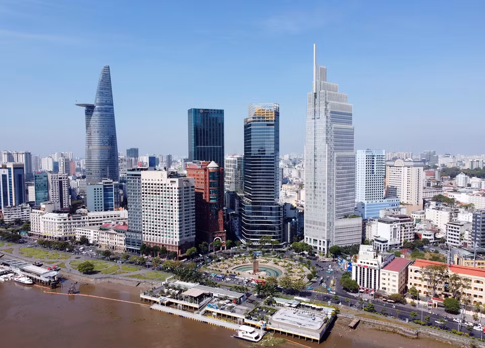 De nouveaux gratte-ciels audacieux se dressent, émergeant entre les quartiers résidentiels traditionnels, le vénérable monument Trân Hung Dao et les rives sinueuses de la rivière Saigon. Photo : VNA