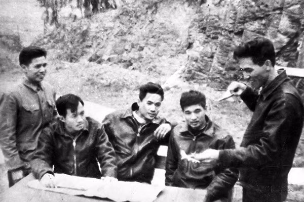 Le pilote Pham Tuân (à droite) et ses camarades discutent des tactiques contre les B-52 en décembre 1972. Aux commandes d'un MiG-21FM, il fut le premier à abattre une « super-forteresse volante » B-52 lors d'une sortie dans la nuit du 27 décembre 1972. Photo d'archives de la VNA